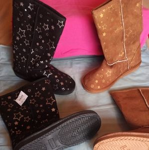 Girls size 4 AIRWALK BOOTS. $12 Each pair